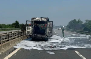 Xe tang bốc cháy trên cao tốc Nội Bài - Lào Cai, không có thiệt hại về người
